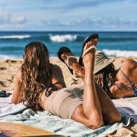 'Uiki - Bright White / Lava Rock