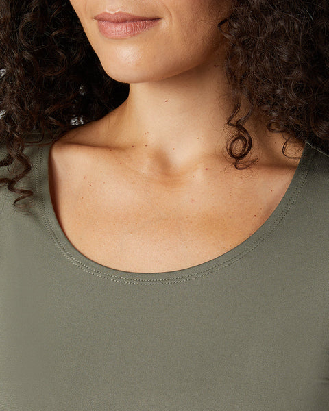 WOMEN'S LIGHTWEIGHT BASELAYER SCOOP TOP